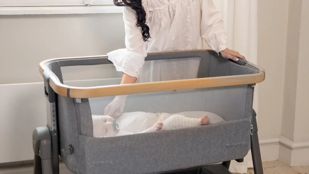 Bébé couché sur le dos dans un berceau dégagé, illustrant le choix d’une tenue de sommeil selon la température