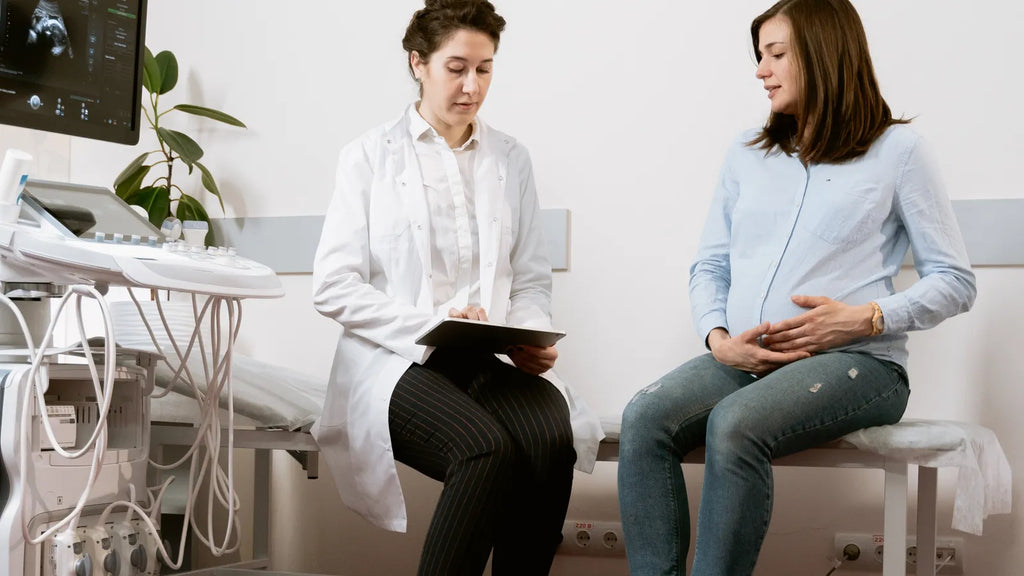 Femme enceinte échangeant avec une professionnelle de santé lors d’une consultation prénatale